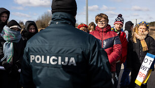 Policija protestuotojus įkalbėjo neblokuoti kelio ties Baltarusijos siena.