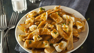 Poutine &ndash; keptos bulvytės, kurios gardinamos sūriu ir &scaron;iltu padažu