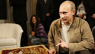 Vladimiras Putinas pozuoja prie tigro jauniklio