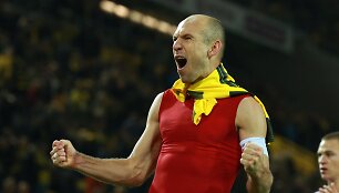 Bundeslygos amžinų varžovų mū&scaron;yje Dortmunde pergalę &scaron;ventė &bdquo;Bayern&ldquo;.