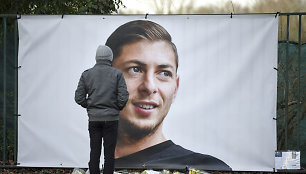 Žmonės Prancūzijos mieste Nante meldžiasi už futbolininką Emiliano Salą.