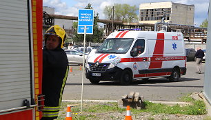 Panevėžyje dega medienos apdirbimo įmonės sandėlis 