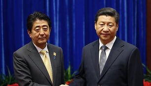 Kinijos prezidentas Xi Jinpingas ir Japonijos premjeras Shinzo Abe