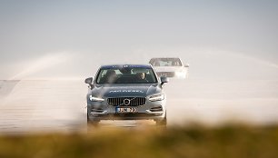 „Volvo S90“