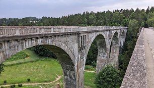 Taip atrodo vienas iš tiltų, žiūrint nuo kito viršaus