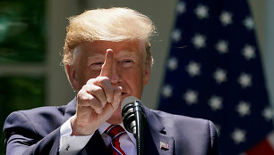 D.Trumpas tai grasina Iranui, tai siūlo derėtis