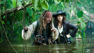 Johnny Deppas ir Penelope Cruz filme „Karibų Piratai: ant keistų bangų“