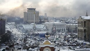 Kijeve tvyro degančių padangų dūmai 1