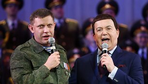 Apsi&scaron;aukęs Donecko sukilėlių lyderis A.Zacharčenka plė&scaron;ia dainą su J.Kobzonu.