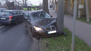 Kaune BMW rėžėsi į stulpą