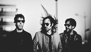 Grupė „A place to bury strangers“