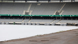 Stadiono veja uždengta agroplėvele