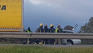 Vilniaus rajone susidūrė vilkikas ir BMW