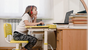 Mergaitė prie kompiuterio