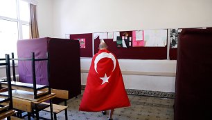 Vyriškis, apsigobęs Turkijos vėliava