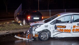 Geležinio Vilko gatvėje susidūrė taksi automobilis su &bdquo;Mercedes-Benz&ldquo; automobiliu