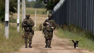 Lenkijos kariai patruliuoja Lenkijos-Baltarusijos sieną. / Kuba Stezycki / REUTERS
