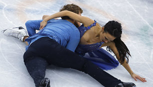 Amerikiečiai Madison Chock ir Evanas Batesas griuvo per olimpinių žaidynių Pjongčange dailiojo čiuožimo varžybas.