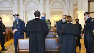 Deimanto Bugavičiaus nužudymo byloje nuteisti (iš kairės) Ričardas Baika, Hansas Erikas Ehvertas ir Arle Grabbi Lietuvos apeliaciniame teisme.