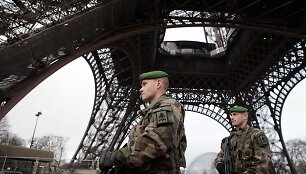 Po žudynių &bdquo;Charlie Hebdo&ldquo; redakcijoje prie Eifelio bok&scaron;to sustiprinta apsauga, budi Prancūzijos kariai.