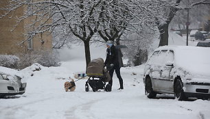 Eismą šalies keliuose sunkina plikledis ir šlapdriba