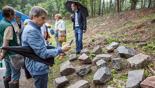 Žydų paminkliniai akmenys pagarbiai sugrįžta į senąsias žydų kapines Olandų gatvėje