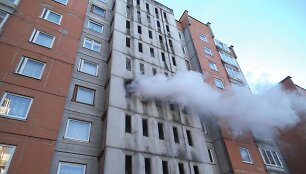 Gaisras laiptinėje Kuncų gatvėje, Klaipėdoje, įsiplieskė nuo laiptinėje pamestos lovos. Kažkas neatsargiai elgamasis uždegė lovą, ugnis bemat i&scaron;plito. 