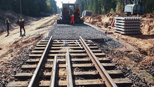 Pakloti pirmieji geležinkelio bėgiai „Rail Baltica“ atkarpoje Marijampolė–Kazlų Rūda