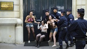 „Femen“ protestas prie Egipto ambasados Paryžiuje.