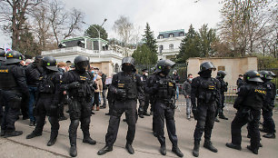 Čekijos policija prie Rusijos ambasados Prahoje