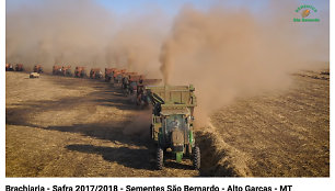 Dulkes keliančių traktorių vaizdų internete galima rasti daugiau, bet tai susiję su žemės ūkiu