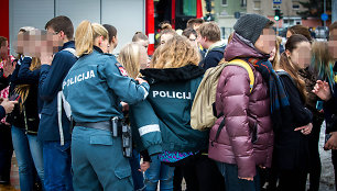 Policininkė Jovita Batėnaitė savo striukę paskolino gaisro metu sušalusioms mergaitėms.