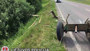 Vilniaus rajone automobilis trenkėsi į arklio traukiamą vežimą