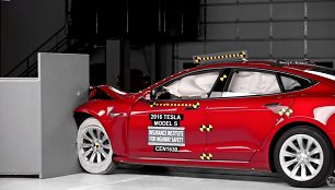 IIHS atliktas „Tesla Model S“ saugumo bandymas