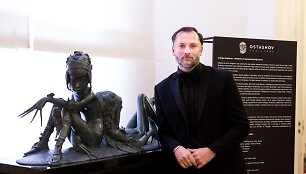 M.Petru&scaron;kevičius į kuriamą dekoro kompoziciją pakvietė skulptorių A.Osta&scaron;ovą