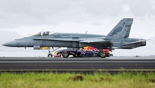 &bdquo;Red Bull&ldquo; formulė &scaron;alia Australijos oro pajėgų &bdquo;F/A-18 Hornet&ldquo; naikintuvo