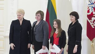 Prezidentūroje apdovanoti konkurso &bdquo;&Scaron;vari kalba &ndash; &scaron;vari galva&ldquo; nugalėtojai.