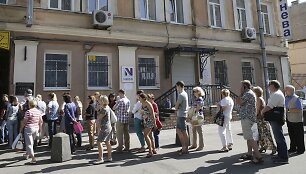 Rusų turistai Sankt Peterburge laukia prie bankrutavusios firmos