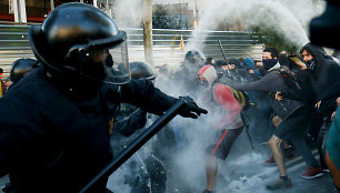 Protestuotojų susirėmimas su policija Barselonoje