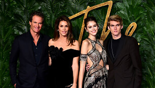 Cindy Crawford su vyru Rande Gerberiu ir vaikais &ndash; Kaia Gerber ir Presley Gerberiu