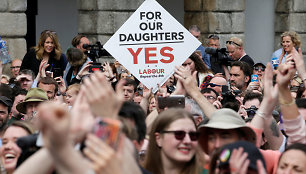 Abortų šalininkų džiaugsmas po laimėto referendumo Airijoje