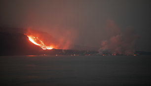 Lava liejasi į vandenyną.