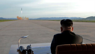 Kim Jong Unas stebi tarpžemyninės balistinės raketos paleidimą