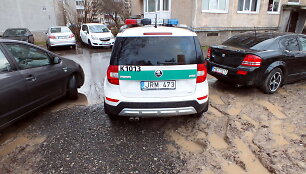 Taikos pr. Kaune ant pėsčiųjų tako stovintys automobiliai