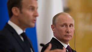 Emmanuelis Macronas ir Vladimiras Putinas Sankt Peterburge
