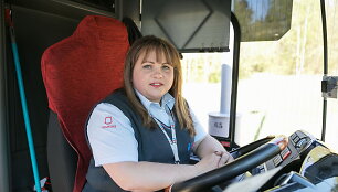 Jelena Staniulienė vairuoja autobusą