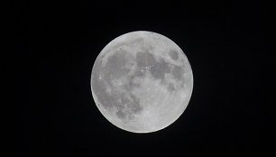 Įspūdinga mėnulio pilnatis šviečia Vilniui.