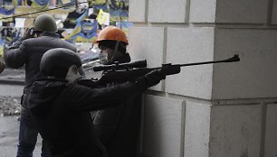 Protestuotojas su ginklu