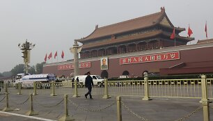 Tiananmenio aik&scaron;tėje policininkai užtvėrė įvykio vietą.