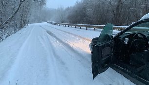 Sunkiai pravažiuojamas senasis Kačerginės kelias